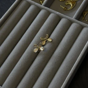 Tiny flower heart ear stud