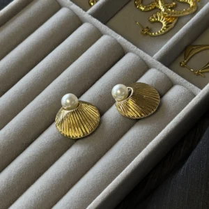 Golden Shell pearl stud